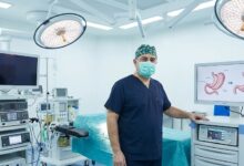 Expert surgeon performing a safe and accredited gastric sleeve procedure in Turkey using advanced medical technology.